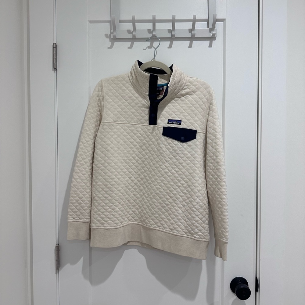 patagonia cream navy quilted pullover